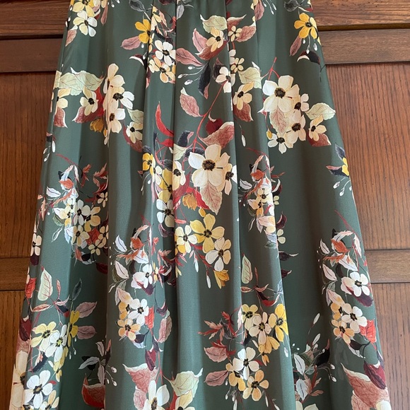 Satiny floral green skirt - Picture 2 of 5